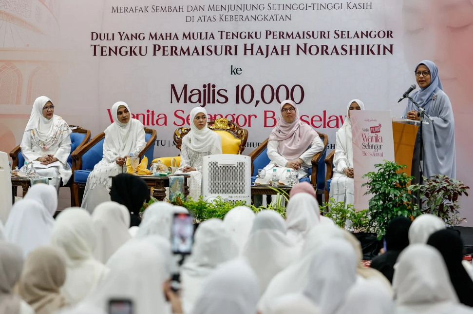 Tengku Permaisuri Selangor sertai 10,000 wanita berselawat, semarak cinta Rasulullah